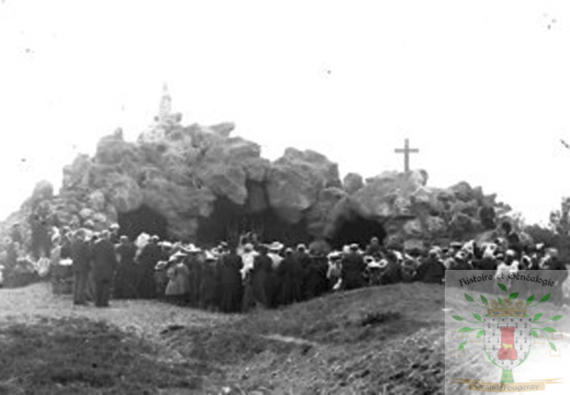 Rassemblement à la Grotte après une procession